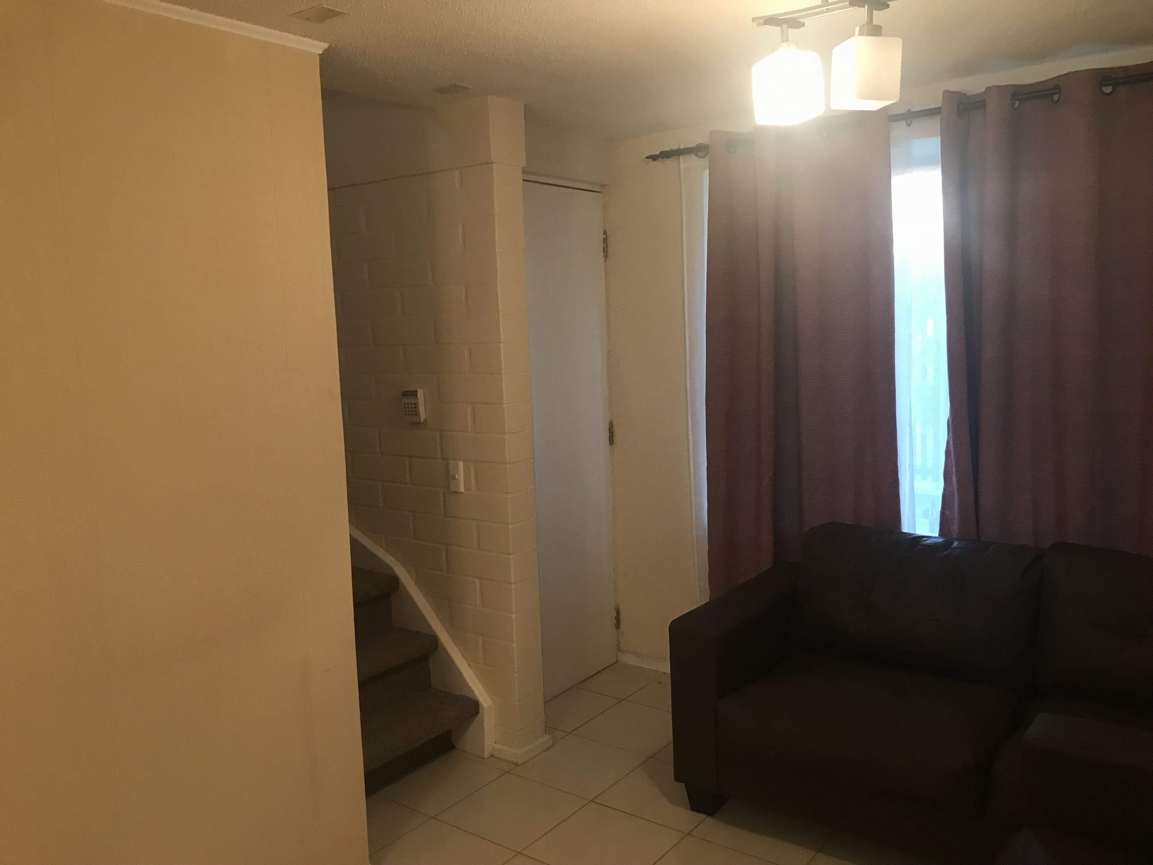 Casa 2 ps. con Local Comercial